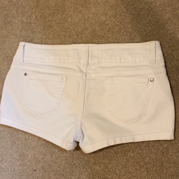 White Jean Shorts le Chateau - Picture 3 of 7